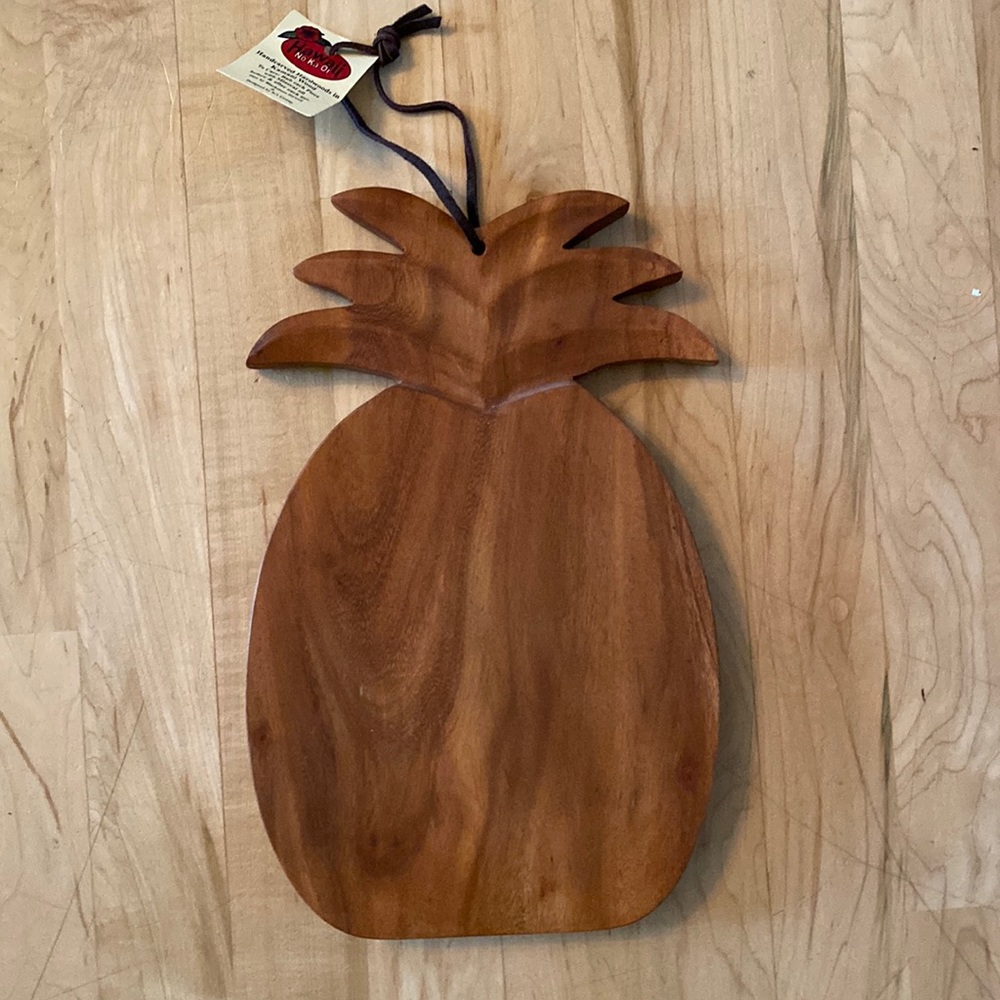 Hawaiian Cutting Board No Ka Oi Kamani Wood Pineapple Shaped 12” x 8” NWT